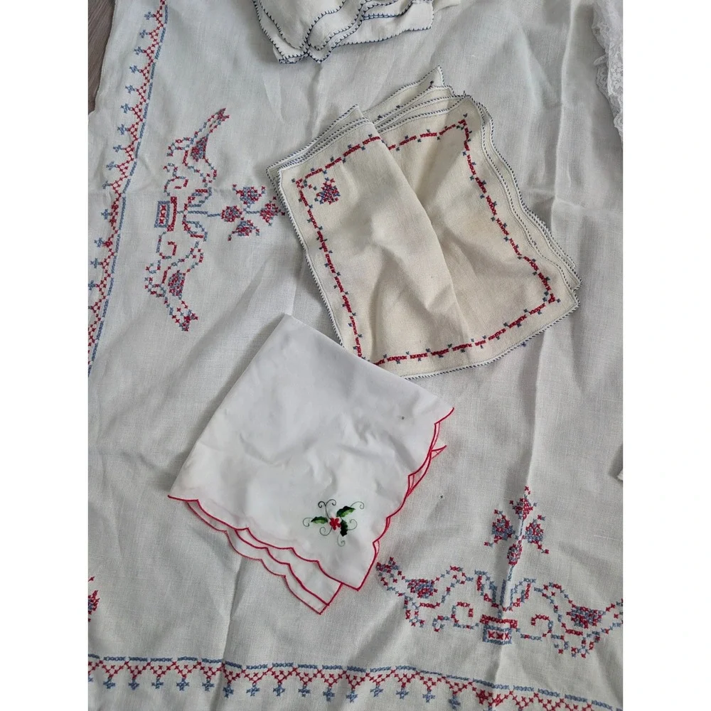 Lot 11 Vintage Linens Napkins Tablecloths Runners Craft Cutter‎ Lot Embroidered